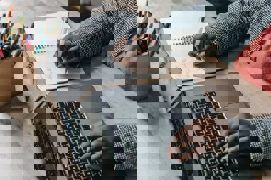 Computer og notesbog
